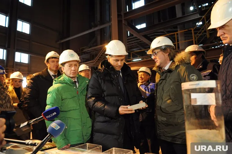 Дмитрий Кобылкин (в центре) начал визит в Челябинск с посещения предприятий группы «Мечел»