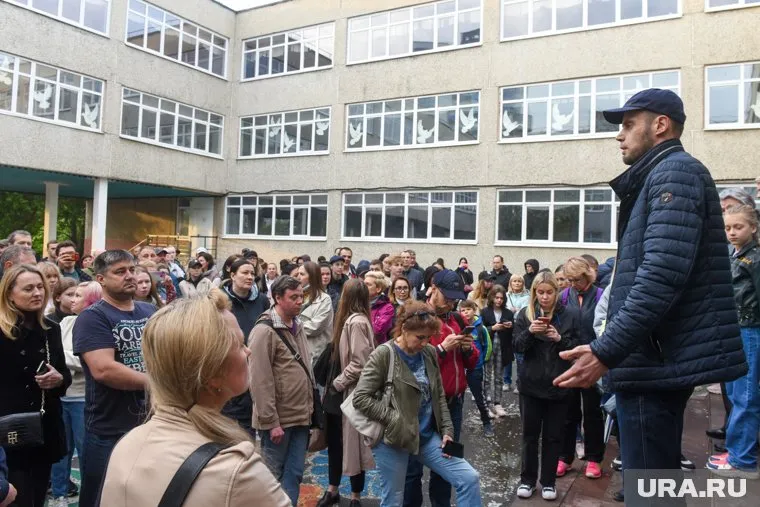 Родители учащихся лицея №12 вышли на митинг после того, как соратники Владимира Соловьева выложили видео с провокационным танцем