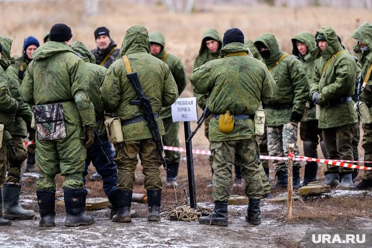 Жители Нового Уренгоя приобрели три болотохода для бойцов в зоне СВО