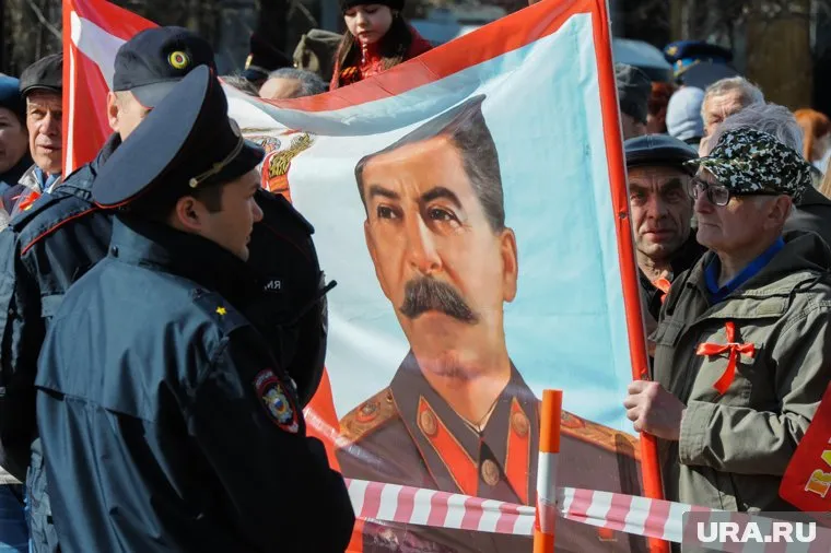 Более половины россиян относятся к вождю с восхищением и уважением
