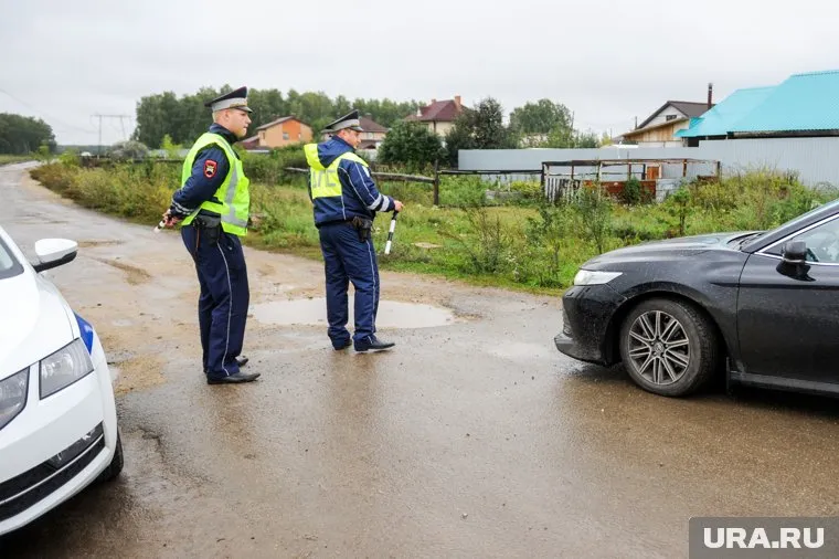 Сотрудники ДПС оцепили территорию, на которой упал вертолет