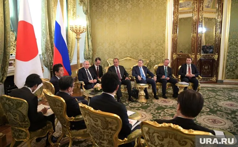 Как уточнили в Кремле, круглого стола не будет