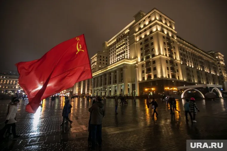 Плакаты о любви к СССР можно встретить и на митингах в Кургане