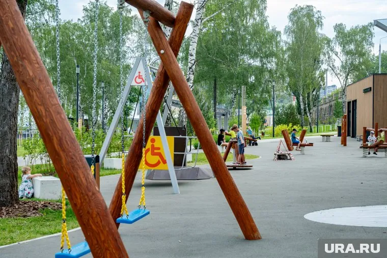 В сквере после ливня оказался затоплен водой