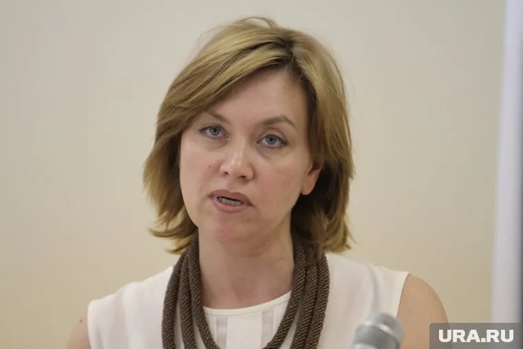 Медведскую уже несколько лет переводят между двумя ведомствами. Пожалейте даму!