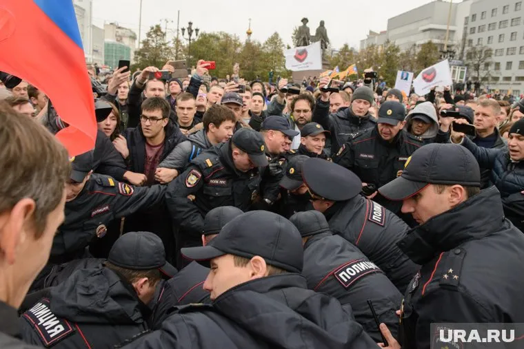 Полиция на несанкционированной акции старалась вести себя корректно
