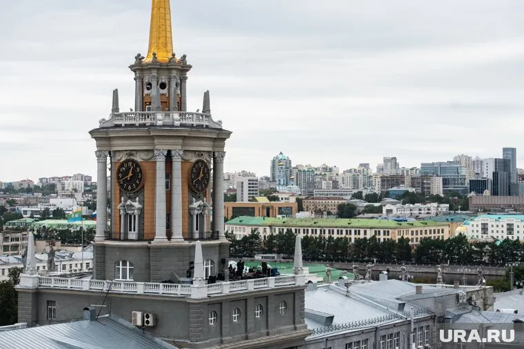 Сквер открыли на большой парковке перед мэрией города