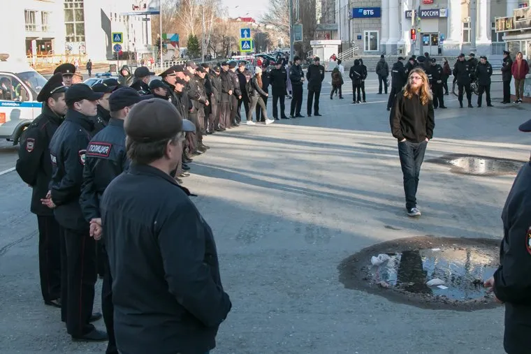 Несанкционированное шествие сторонников Навального у кинотеатра Россия. Курган, полиция, оцепление, сторонники навального
