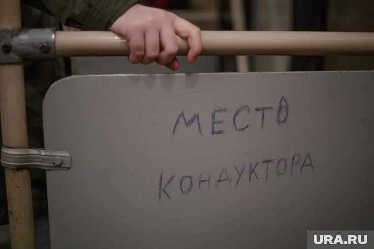 Момент, когда кондуктор пытается ударить ребенка, попало на видео