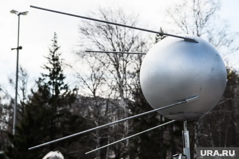 Над спутником работают 20 школьников