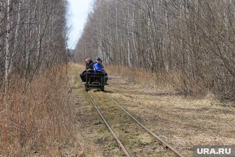 Узкоколейка — единственная дорога на кладбище