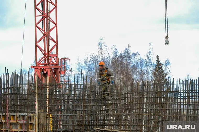 Мужчина упал с высоты в два метра