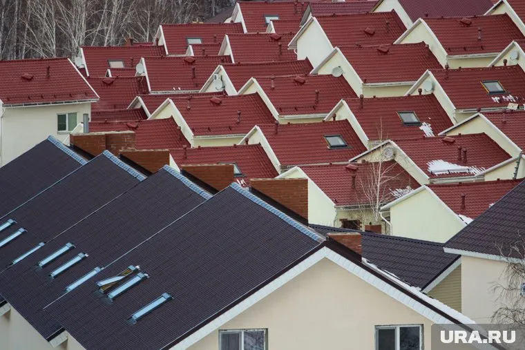 В Сургуте продают коттедж, во дворе которого расположена копия Эйфелевой башни