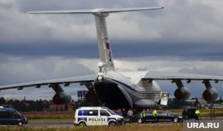 Самолет загрузили продуктами и автомобилями