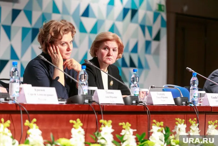 Голодец (справа) чуть не сорвали выступление на открытии международного форума по ВИЧ/СПИДу