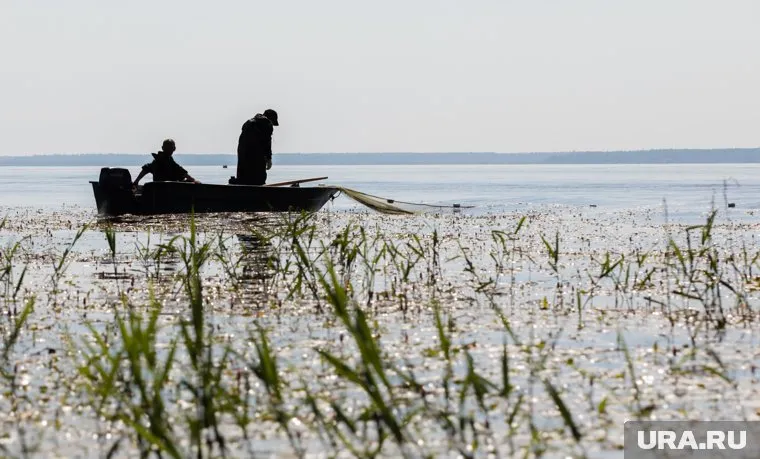 Рыбакам запрещено в нерестовый период рыбачить с лодки, а сети под запретом всегда
