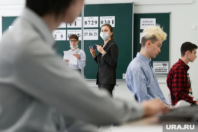 Равные зарплаты для учителей во всех регионах должны регулироваться федеральными властями