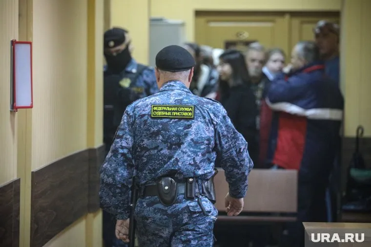 Сургутянин с осколком стекла напал на сотрудника ФСИН