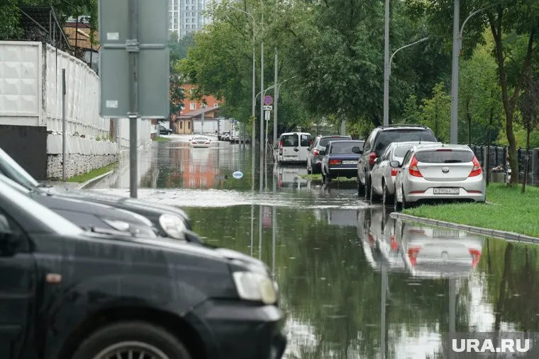 От обильных осадков под водой оказались дороги и тротуары