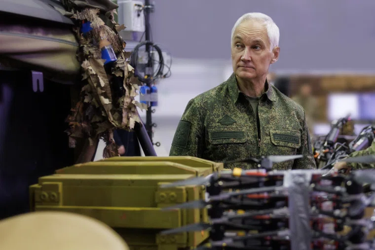 Андрей Белоусов узнал у бойцов о текущей обстановке, действиях войск на линии боевого соприкосновения в зонах ответственности и характере действий противника