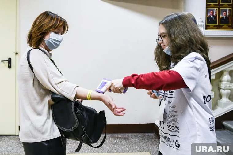 Медик считает, что необходимо вернуть масочный режим в общественных местах