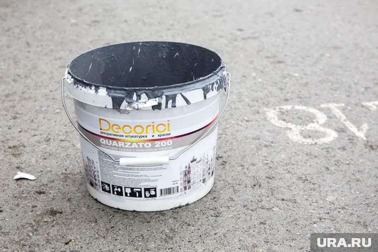 Не только в армии траву красят, шутят местные жители