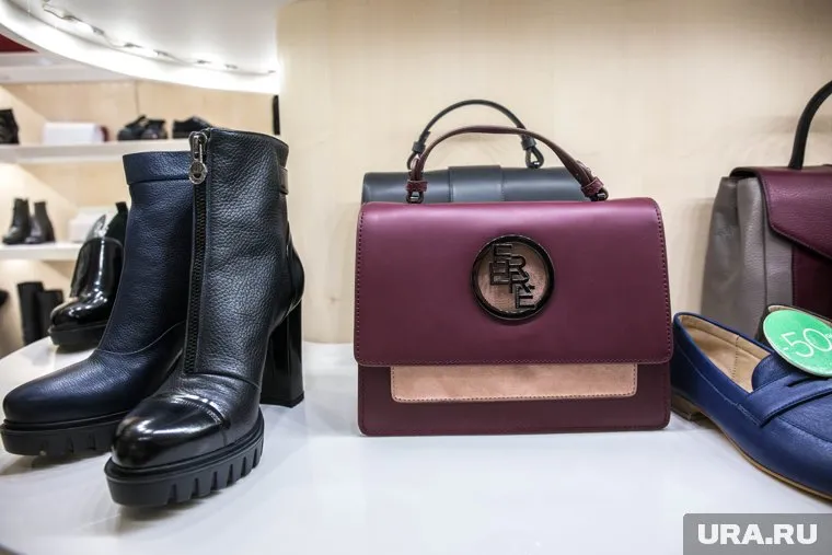 В магазине представлена обувь, сумки и аксессуары