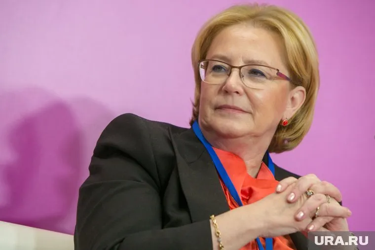 Вероника Скворцова уточнила, что на плато бывают колебания — чуть больше — чуть меньше случаев заражения