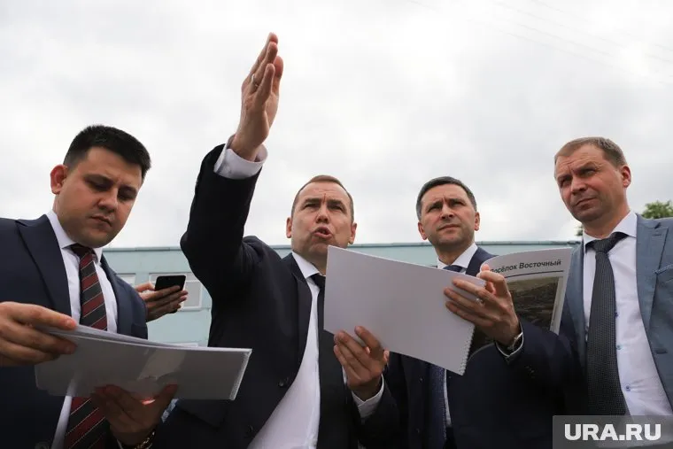 Дмитрий Кобылкин (второй справа) оценил планы региональных властей по решению экологических проблем