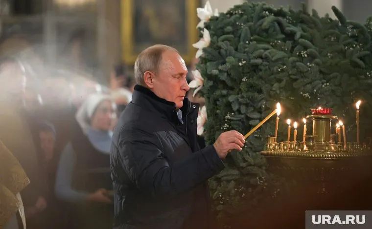 Путин традиционно встречает Рождество в храме