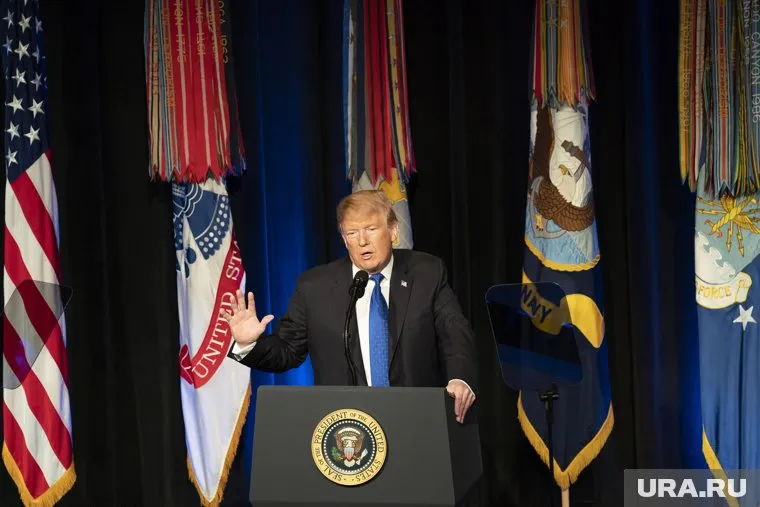 Дональда Трампа перевезут на несколько дней в военный госпиталь