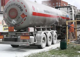 Бензовоз на заправке в Челябинске вспыхнул из-за разряда электричества 