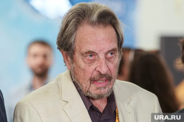 Маск-старший набросился на премьер-министра Британии