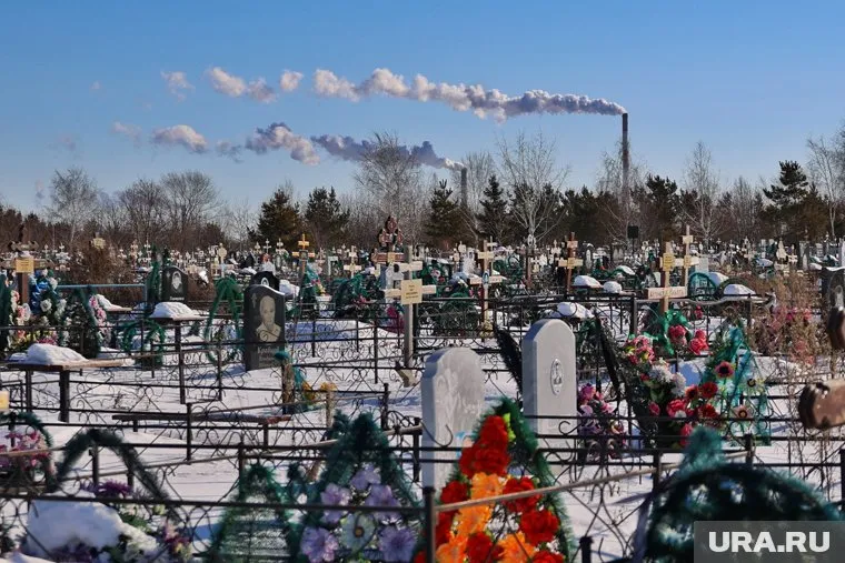 В тюменском крематории решили позаботиться о горожанах и раздать наборы для ухода за могилами