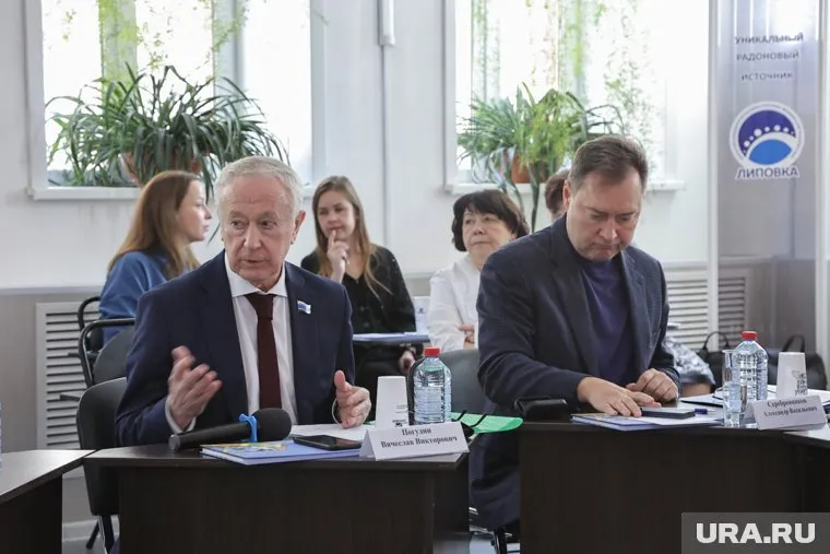 Возглавил выездное заседание председатель социального комитета заксо Вячеслав Погудин