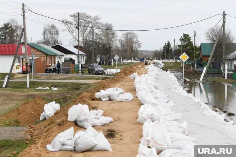 В Ишиме начался демонтаж противопаводковых насыпей