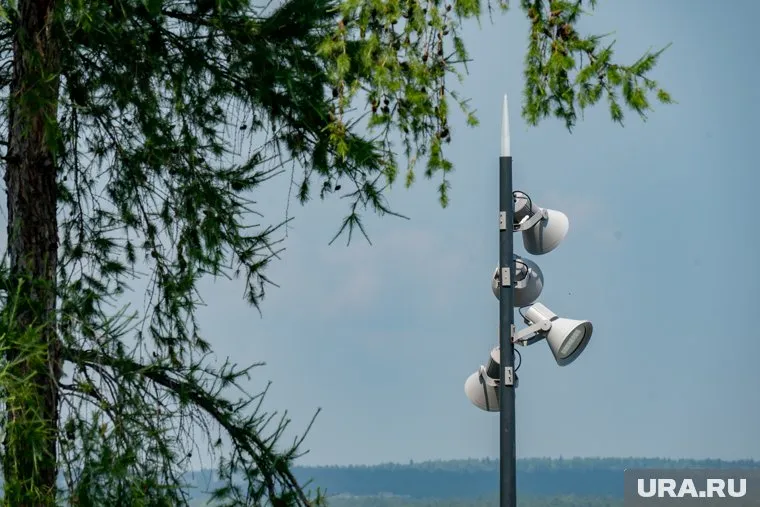 Когда угроза будет снята, это также сообщат по громкоговорителям