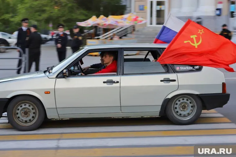 Атрибутикой торгуют прямо из машин