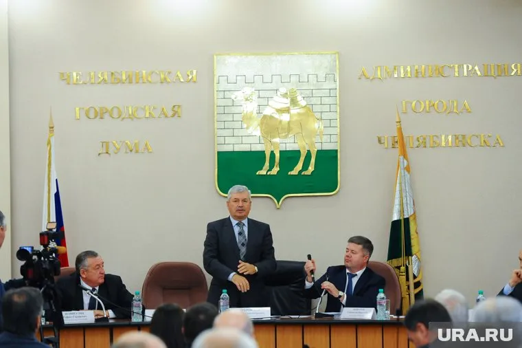 Владимир Мякуш (в центре) представит новое руководство гордумы Челябинска