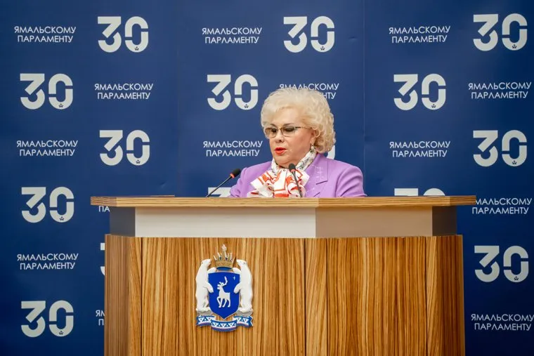 Директор департамента финансов Альбина Свинцова выступила с докладом в парламенте ЯНАО