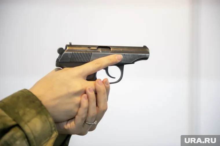 Неизвестный начал стрелять из окна многоэтажки, пишет Shot