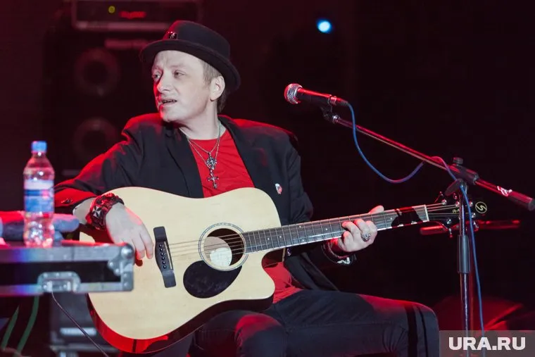 Артиста придерживал за одежду администратор