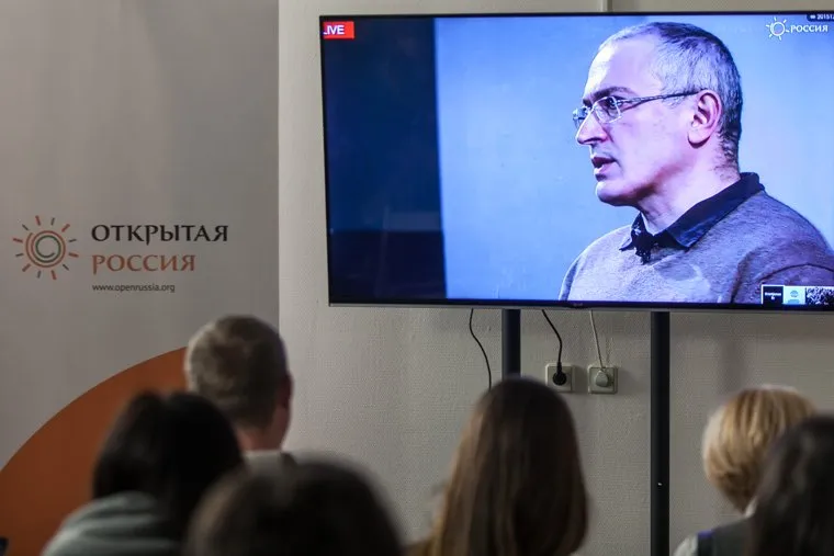 Онлайн пресс-конференция Михаила Ходорковского. Москва, телевизор, ходорковский михаил, трансляция, экран, открытая россия