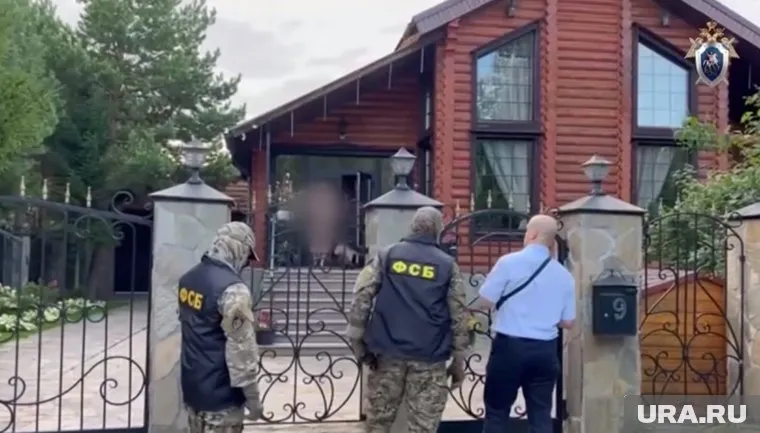 Владимир Мыльников встретил силовиков в халате