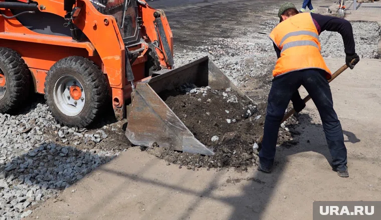 В Кургане укладывают асфальт на улице Карельцева