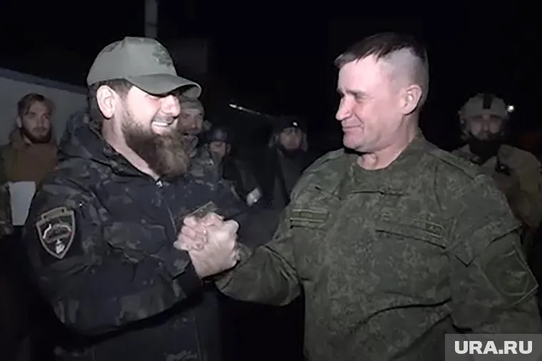 Генерал-лейтенант Андрей Мордвичев (на фото справа) руководил войсками при освобождении Мариуполя