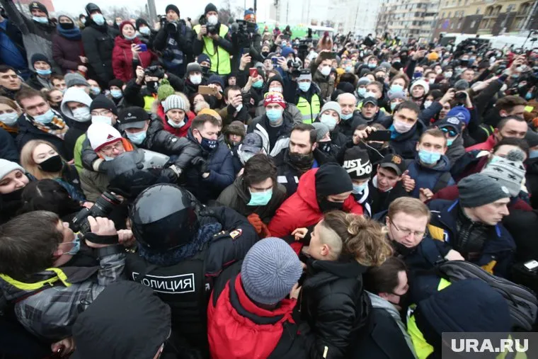 По данным полиции, на митинг пришло около четырех тысяч человек
