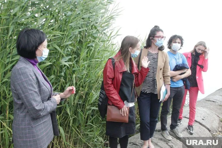 Мэр Наталья Котова (слева) лично демонстрировала московским архитекторам территорию будущей набережной