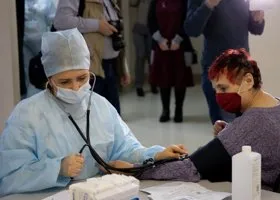 Врачи дали четыре совета, как пережить резкие скачки давления