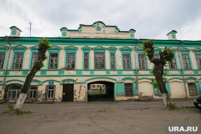 Ремонт здания задерживается, из-за того, что собственник не хочет его ремонтировать (фото из архива)